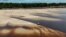 Foto udara menunjukkan gundukan pasir terlihat di dasar Sungai Negro, di Kepulauan Anavilhanas, negara bagian Amazonas, Brazil utara yang mengalami kekeringan terparah akibat kemarau panjang. (AFP)&nbsp;