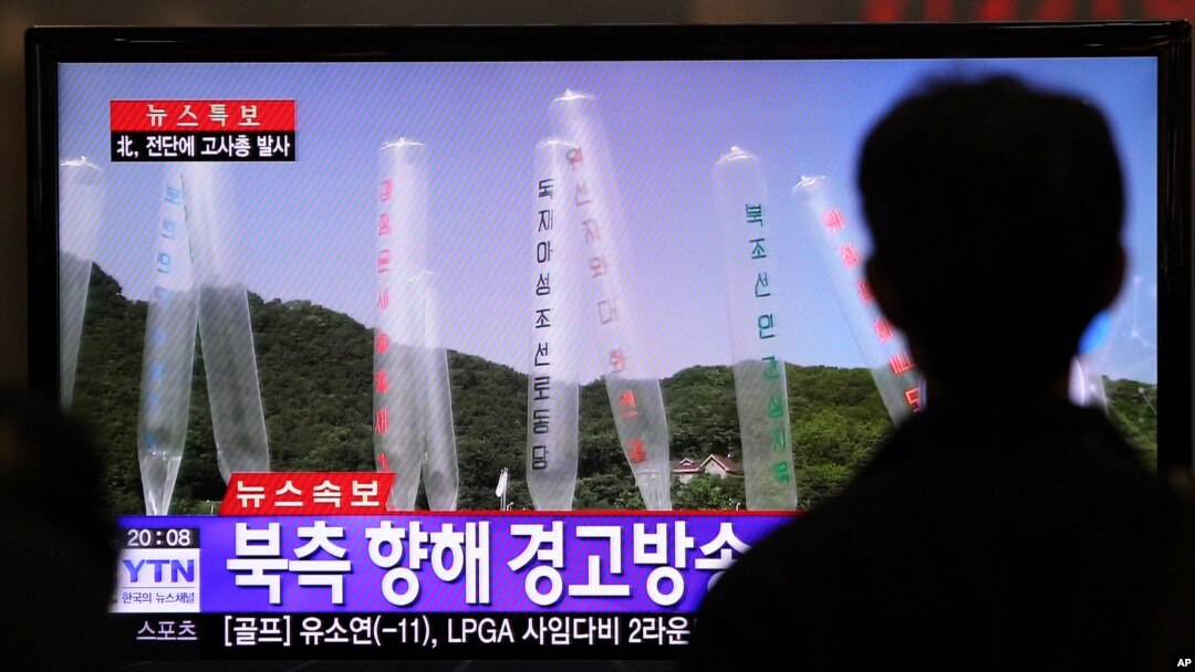 Seorang warga tengah menyaksikan berita aksi penembakan di perbatasan Korea Utara dan Selatan, menyusul peluncuran balon propaganda di wilayah tersebut (10/10), yang ditayangkan di televisi di stasiun kereta Seoul, Korea Selatan (Foto: dok).