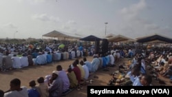 Des Sénégalais célébrent la Tabaski, Dakar, 1er septembre 2017. (VOA/Seydina Aba Gueye)