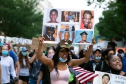 Para pengunjuk rasa berpawai dekat Gedung Putih untuk memprotes rasismen dan kebrutalan polisi, di Washington D.C. 10 Juni 2020.