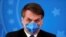 El presidente de Brasil, Jair Bolsonaro, con una máscara protectora contra el coronavirus durante un mensaje a la prensa en Brasilia, el 20 de marzo de 2020.