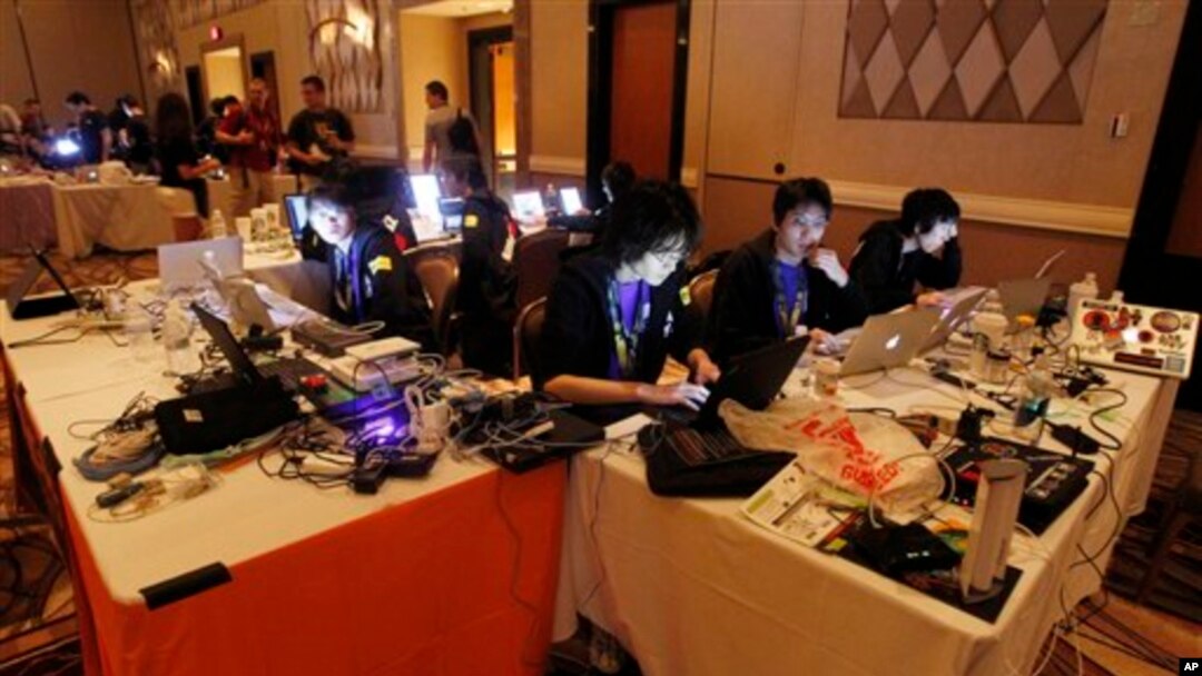 Para peretas bertarung dalam sebuah permainan di konferensi DefCon di Las Vegas, 2011. (Foto: Dok)