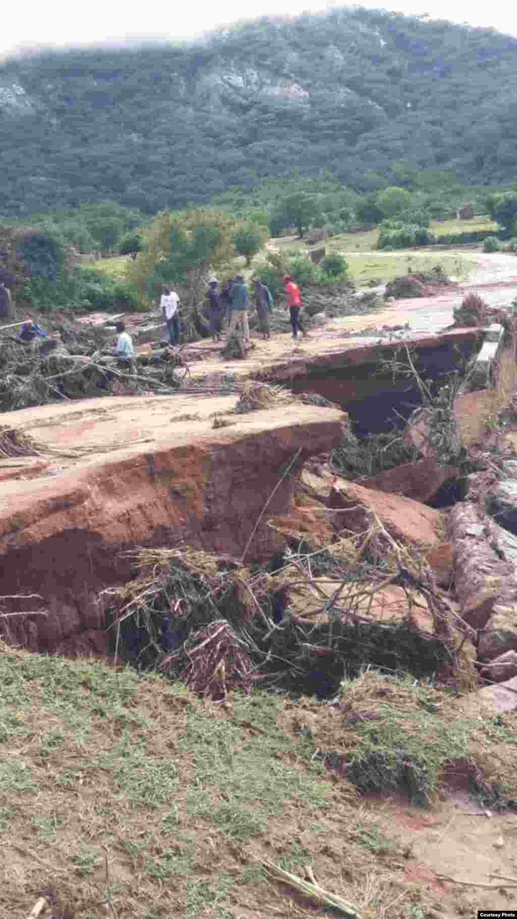 Bridge swept away along one of the major roads in Masvingo province. (Courtesy Image)