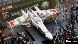 Kreasi Lego terbesar di dunia, yang meniru bentuk pesawat Star Wars X-wing dipamerkan di New York, 2013. (Reuters/Shannon Stapleton)