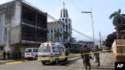 Polisi penyelidik dan tentara berada di sekitar lokasi pemboman di luar gereja Katedral Roman Katholik , Jolo, Provinsi Sulu, Filipina, 27 Januari 2019. (Foto: dok). 