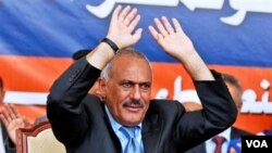 Presiden Ali Abdullah Saleh melambaikan tangan ke arah para pendukungnya dalam sebuah rapat umum di stadion sepakbola Sana'a, Yaman, Kamis (10/3).