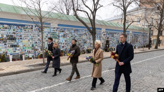 Zelenski'yle birlikte Kanada, İtalya, Belçika başbakanları ve Avrupa Komisyonu Başkanı savaşta yaşamını yitirenler anısına çiçekler bıraktılar