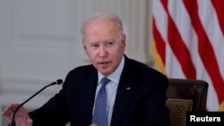 Presiden AS Joe Biden bertemu dengan para pemimpin Kuba Amerika di Ruang Makan Negara di Gedung Putih di Washington, AS, 30 Juli 2021. (Foto: REUTERS/Evelyn Hockstein)