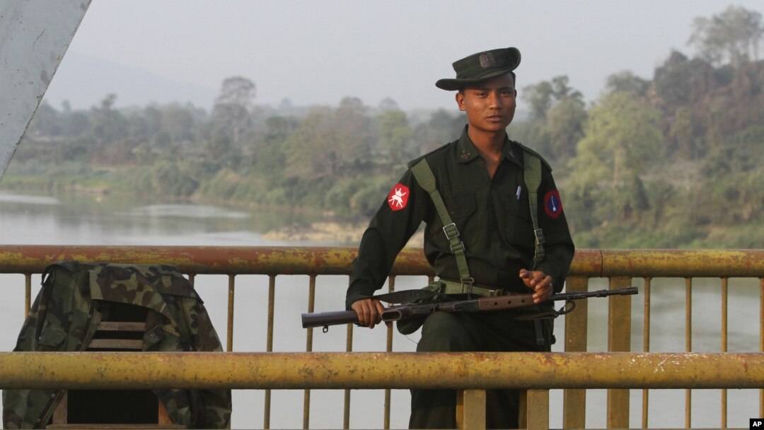 Seorang tentara Burma berjaga di Jembatan Balaminthin di atas sungai Irrawaddy dekat kota Myitkyina pasca bentrokan pasukan pemerintah dan Tentara Kachin (KIA) (Foto: dok).