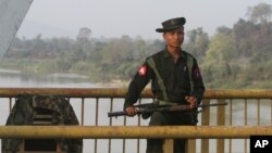 Seorang tentara Burma berjaga di Jembatan Balaminthin di atas sungai Irrawaddy dekat kota Myitkyina pasca bentrokan pasukan pemerintah dan Tentara Kachin (KIA) (Foto: dok).