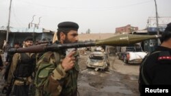 Tentara paramiliter Pakisten memegang granat yang diluncurkan roket di Peshawar. (Foto: Dok) 