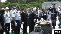 6.25 한국전 참전용사들이 서울국립현충원에서 분향을 하고 있다.