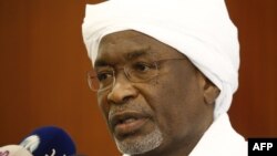 Le nouveau vice-président soudanais, Mohamed Osman Yousif Kiber, s'adresse aux journalistes après avoir prêté serment à Khartoum le 10 septembre 2018.