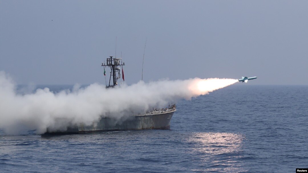 Sebuah rudal diluncurkan oleh angkatan laut Iran saat latihan militer di Teluk Oman, 14 Januari 2021. (Foto: Tentara Angkatan Darat Iran/ WANA/ Handout via REUTERS)
