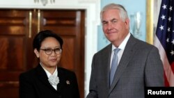 Menlu Indonesia Retno Marsudi bersma Menlu AS Rex Tillerson berjabat tangan sebelum pertemuan Di Kantor Departemen Luar Negeri AS di Washington, 4 Mei 2017 (Foto: REUTERS/Yuri Gripas).