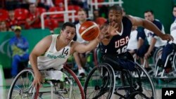 Les États-Unis jouent contre le Brésil lors d'un match de basketball en chaise roulante, le 8 septembre 2016 à Rio de Janeiro.