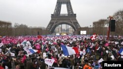 Los asistentes a la marcha llegaron a Paris para participar de la llamada “Marcha para todos”.