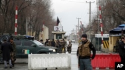 Petugas keamanan memeriksa lokasi ledakan bom bunuh diri di kawasan diplomatik di ibukota Afghanistan, Kabul, 24 Februari 2018.