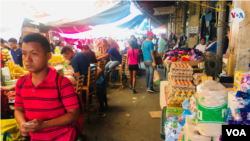 Las autoridades calculan que hace cuatro años existían 200.000 ciudadanos chinos en Venezuela, la mayoría dedicada al comercio y originarios de la provincia de Cantón. Mercado Las Pulgas, Maracaibo. Foto de Gustavo Ocando.