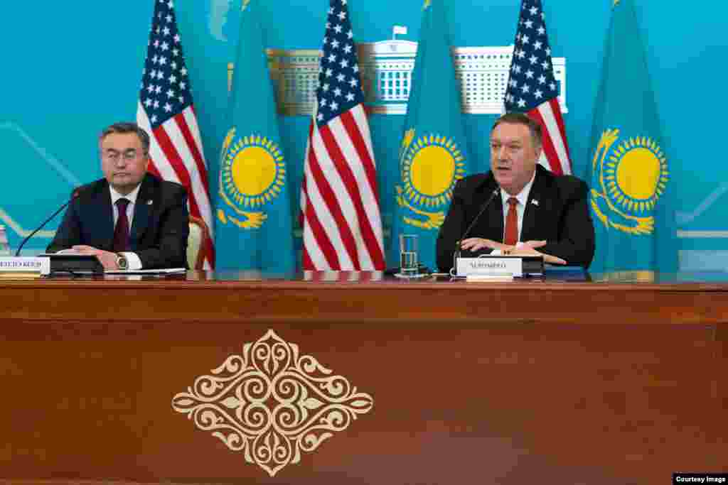 2-fevral kuni AQSh Davlat kotibi Mayk Pompeo Nur-Sultonda Qozog&#39;iston Prezident Qosim-Jo&#39;mart Tokayev, Tashqi ishlar vaziri Muxtor Tleuberdi bilan muloqot qildi. Pompeo Ameriika elchixonasida ham bo&#39;ldi. Uyg&#39;ur oilalar bilan ham uchrashdi. AQSh Qozog&#39;iston va qo&#39;shni davlatlarni Xitoyga biror uyg&#39;urni topshirmaslikka chaqirmoqda.