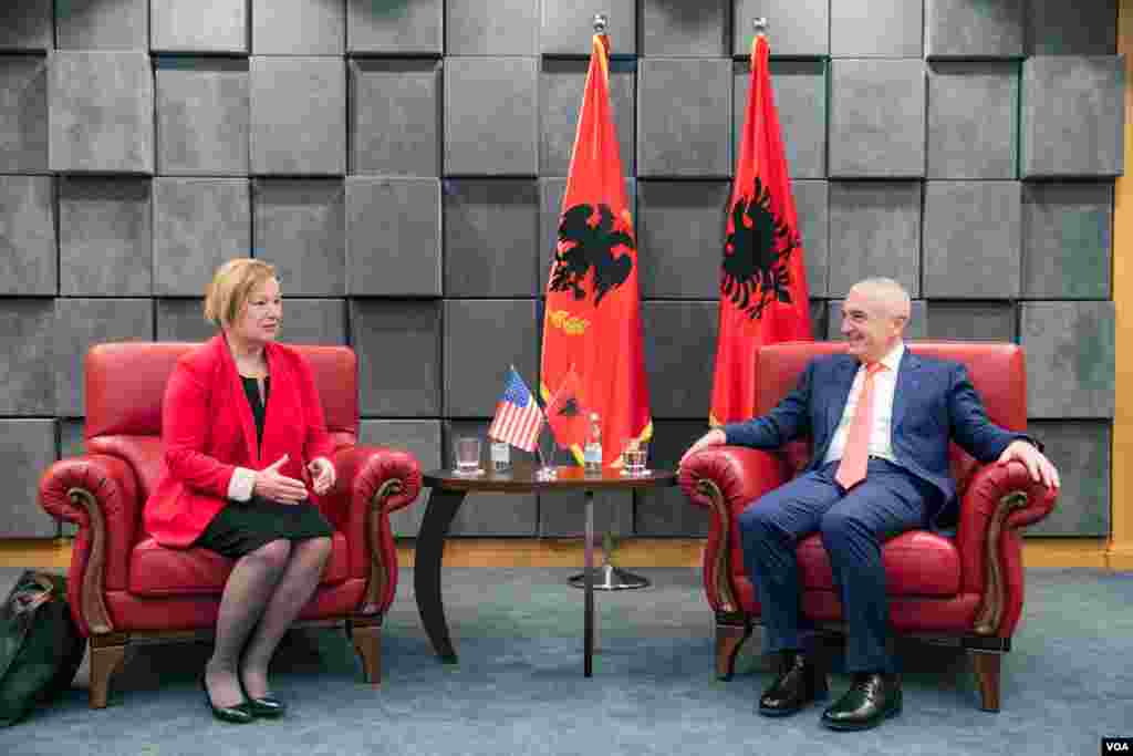 VOA Director Amanda Bennett meets with Albanian President Ilir Meta in Tirana, September 27, 2017. 