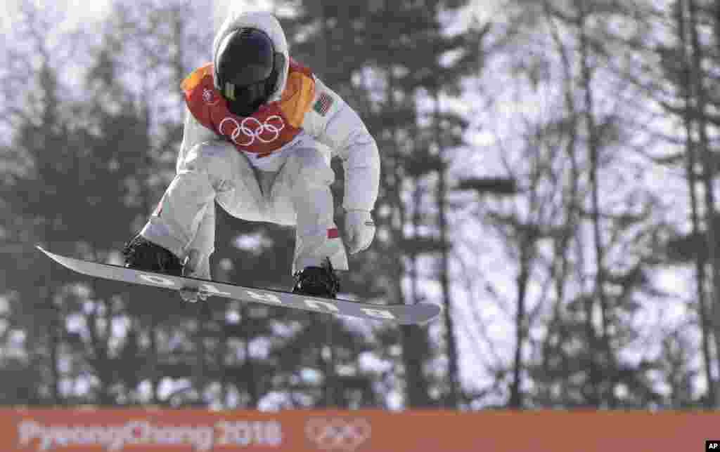 美国运动员肖恩&bull;怀特在平昌冬奥会男子单板滑雪U型场地决赛中（2018年2月13日）。他以精湛的表现夺得了其运动生涯中第三枚奥运会金牌。日本与澳大利亚选手分获银牌和铜牌。