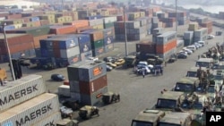 Des camions aperçus au port d’Abidjan, Côte d’Ivoire, 28 décembre 2002. 