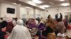 Warga Muslim Indonesia berbuka puasa Arafah bersama di Masjid Imaam Center, di Silver Spring, negara bagian Maryland, dengan suguhan berbagai makanan khas Indonesia, Sabtu, 10 Agustus 2019. (Foto: Gandira Pratama, Yogi Leksono/VOA)