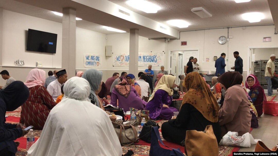 Warga Muslim Indonesia berbuka puasa Arafah bersama di Masjid Imaam Center, di Silver Spring, negara bagian Maryland, dengan suguhan berbagai makanan khas Indonesia, Sabtu, 10 Agustus 2019. (Foto: Gandira Pratama, Yogi Leksono/VOA)