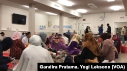 Warga Muslim Indonesia berbuka puasa Arafah bersama di Masjid Imaam Center, di Silver Spring, negara bagian Maryland, dengan suguhan berbagai makanan khas Indonesia, Sabtu, 10 Agustus 2019. (Foto: Gandira Pratama, Yogi Leksono/VOA)