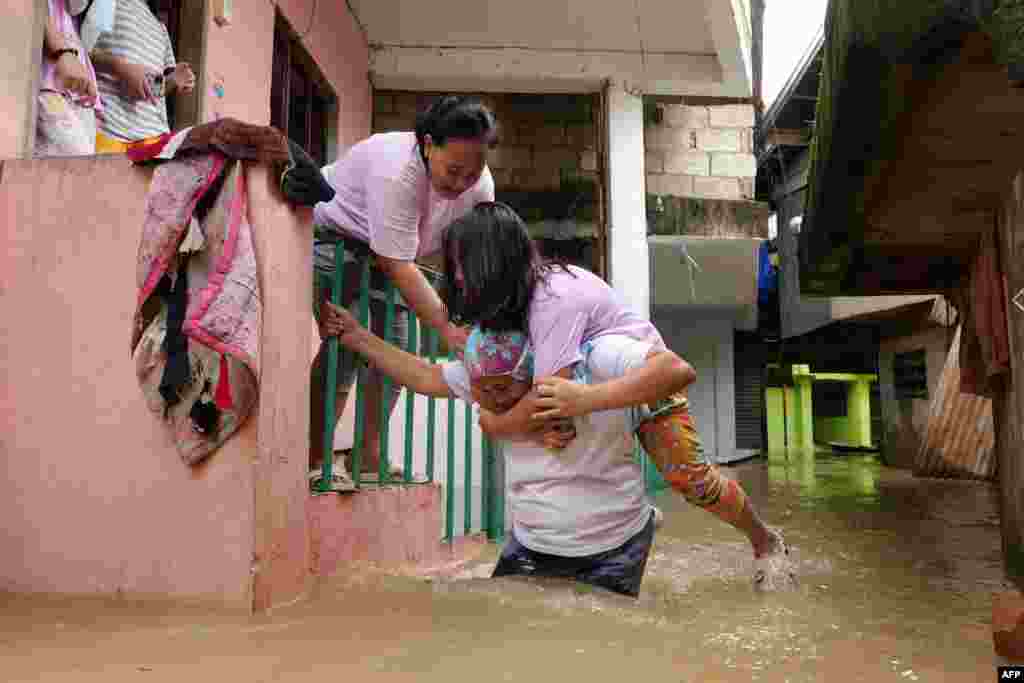 Residents evacuate from their flooded homes owed  to a swollen stream  caused by dense  rains and induced by Super Typhoon Man-yi successful  Tuguegarao City, Cagayan province.&nbsp;&nbsp;Floodwaters submerged houses and highways successful  the bluish   Philippines aft  h2o  released from a dam pursuing  Typhoon Man-yi caused a large   stream  to interruption  its banks.