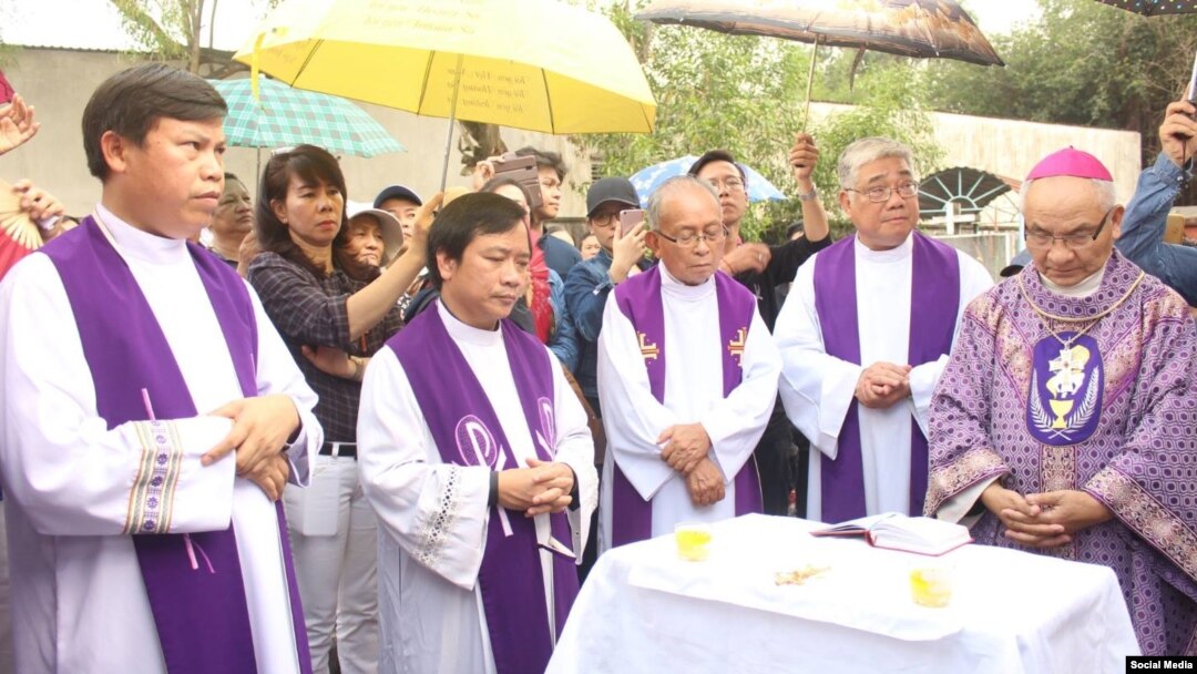 Giám mục Hoàng Đức Oanh (phải) và các linh mục cầu nguyện cho cố Tổng thống Ngô Đình Diệm, ngày 2/11/2018. Photo: Thanh niên Công giáo
