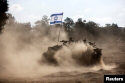 Sebuah Pengangkut Personil Lapis Baja (APC) Israel di dekat perbatasan Israel dengan Jalur Gaza, di Israel selatan, 13 Oktober 2023. (Foto: REUTERS/Amir Cohen)