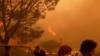 Ljudi beže od vatre u Pacifik Palisejdsu, kvartu u Los Anđelesu (Foto: AP/Etienne Laurent)