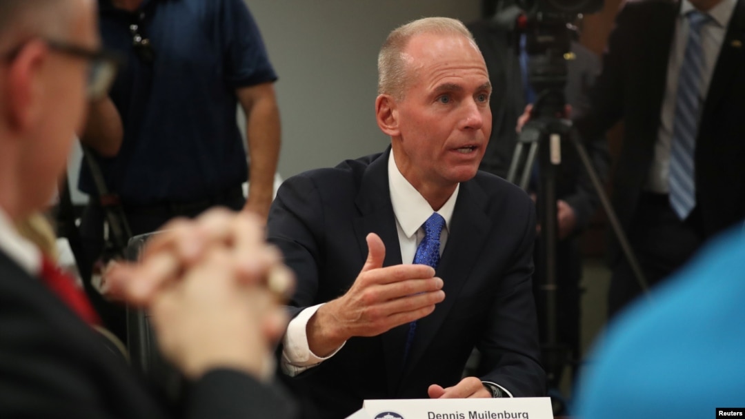 CEO Boeing Dennis Muilenburg berbicara dalam diskusi dengan Presiden AS Donald Trump di Pangkalan AU Luke, Arizona, 19 Oktober 2018.