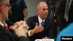 CEO Boeing Dennis Muilenburg berbicara dalam diskusi dengan Presiden AS Donald Trump di Pangkalan AU Luke, Arizona, 19 Oktober 2018.