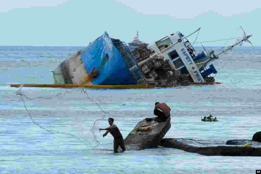 필리핀 선박이 마닐라만에서 키프로스 준설기와 충돌한 뒤 침몰하고 있다. 