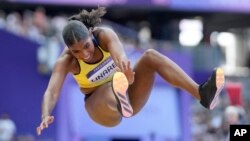 La colombiana Natalia Linares en la clasificación de salto de longitud de los Juegos Olímpicos, el martes 6 de agosto de 2024, en Saint-Denis, Francia.