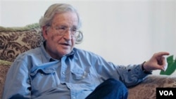 Noam Chomsky recomendó a Chávez otorgar un indulto presidencial en esta navidad para corregir una injusticia y evitar un daño mayor a la jueza.
