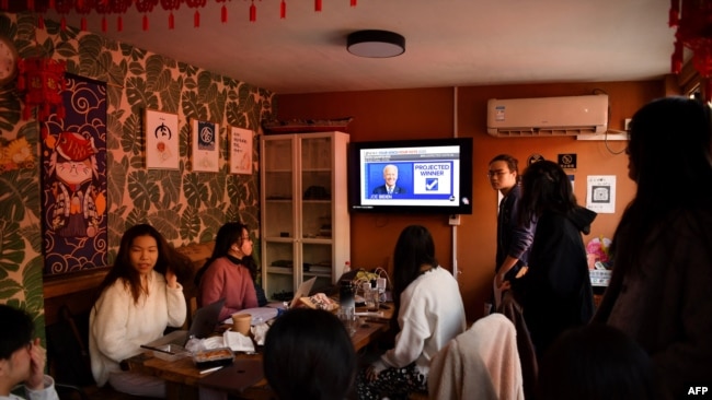 一群在美国大学学习的中国学生在北京某公寓观看美国总统大选的在线直播。（资料照片：2020年11月4日）