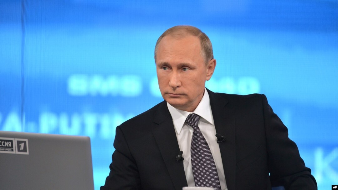 Tổng thống Nga Vladimir Putin trong chương trình gọi điện thoại đặt câu hỏi hàng năm có tên 'Trò chuyện với Vladimir Putin' trên truyền hình Nga ở Moscow, 16/4/2015.