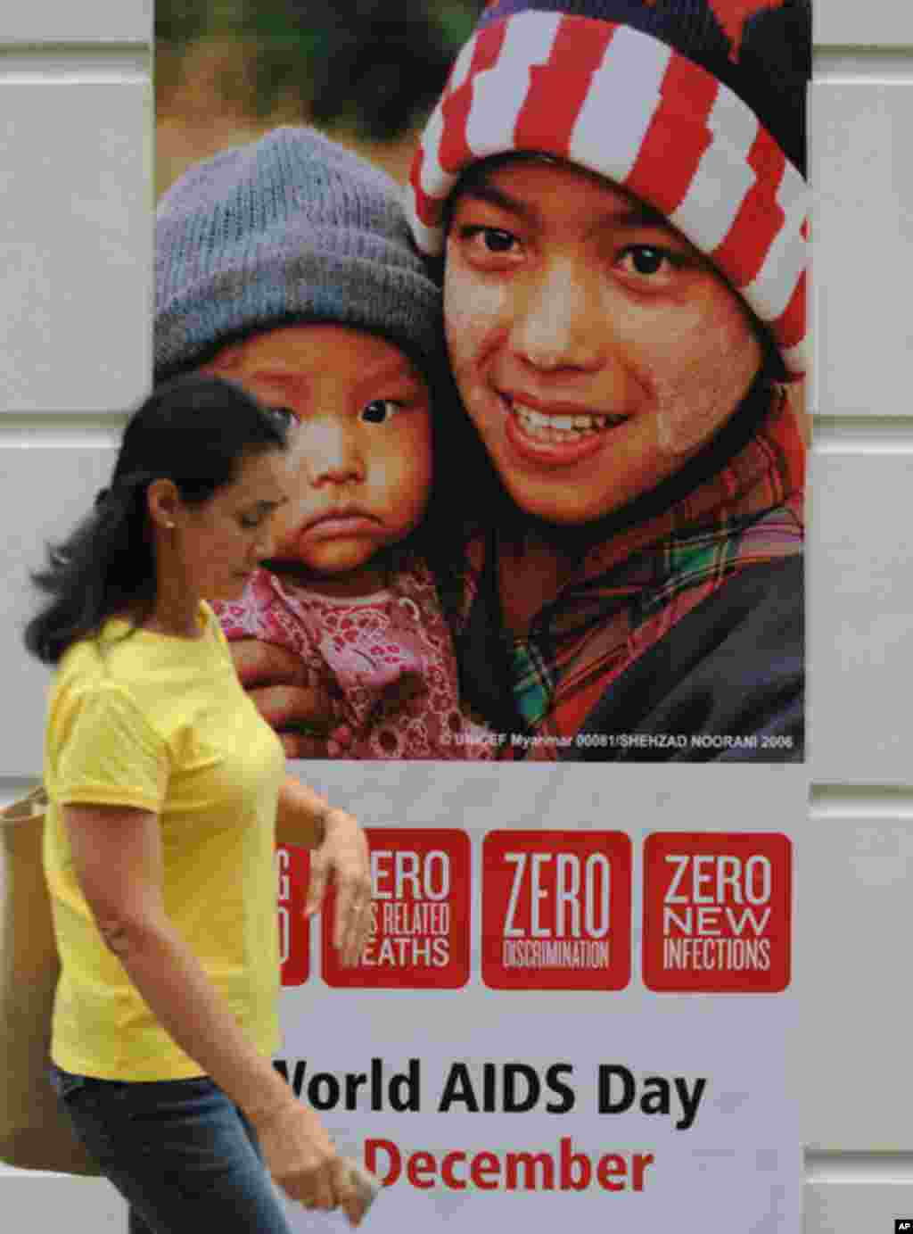 菲律宾首都马尼拉街头的艾滋病防治宣传画。(AP)