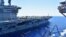 美航母尼米兹号在南中国海航行期间进行补给。(2020年7月7日)