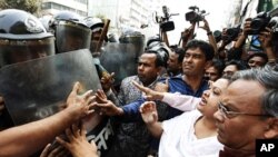 Bangladesh Nationalist Party office secretary Ruhul Kabir Rizvi and other activists try to resist as police push back a march during a strike in Dhaka, February 07, 2011