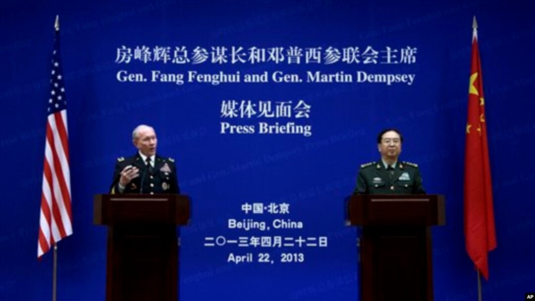 Tướng Martin Dempsey (trái), Tham mưu trường Liên quân Hoa Kỳ, và tướng Bàng Phong Huy, Tổng tham mưu trưởng quân đội Trung Quốc tại cuộc họp báo 22/4/13