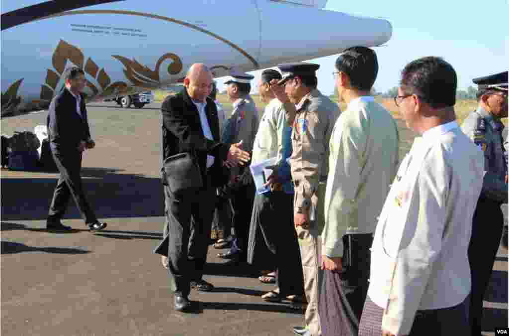 စစ်တွေလေဆိပ်တွင် တွေ့ရသည့် ပြည်ထောင်စု ဒုဝန်ကြီးနှင့် တာဝန်ရှိသူများ