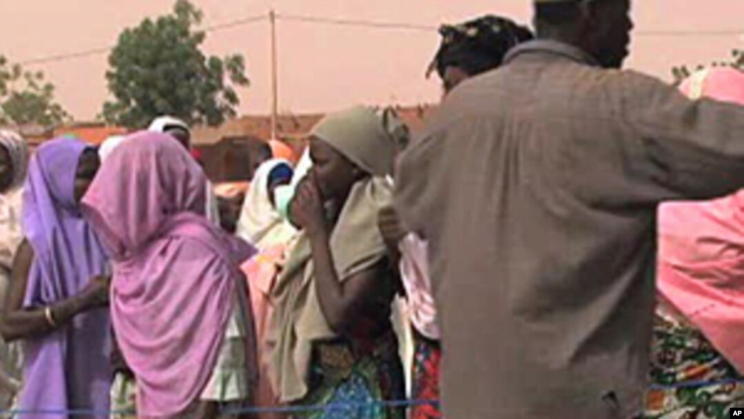 People lining up for food distribution in Zinder, Niger
