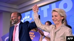 欧洲议会选举投票结束后，中右翼的欧洲人民党(EPP)主席曼弗雷德·韦伯(Manfred Weber)在欧洲议会选举晚会上与欧盟委员会主席、欧洲人民党主要候选人乌苏拉·冯德莱恩(Ursula von der Leyen)在一起。（2024年6月9日）
