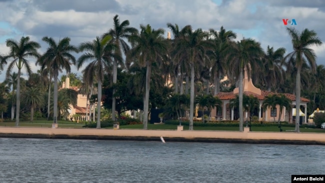 Vista frontal de Mar-a-Lago desde el puente que da acceso a la residencia de Donald Trump.