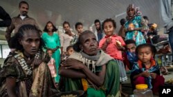 Faayilii - Namoota qehee irraa buqahanii mana barumsaa keessa dahatanii jiran, Tigraay